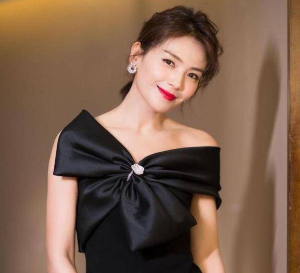腰肢|刘涛和车晓同台亮相,穿同色裙子暗里争艳,车晓的身高太有优势了
