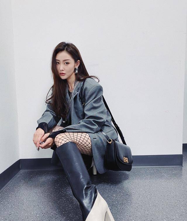 身材|?张天爱的身材真“保鲜”，甜酷风造型好强势，长腿吸睛