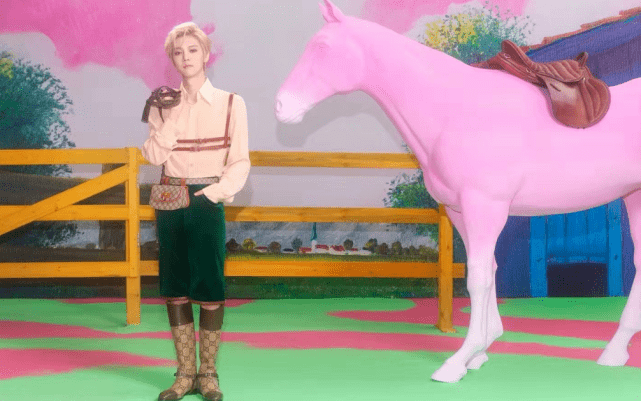 粉色|31岁鹿晗扮嫩无压力！穿粉西装染金发登周年刊享顶流待遇，超帅气