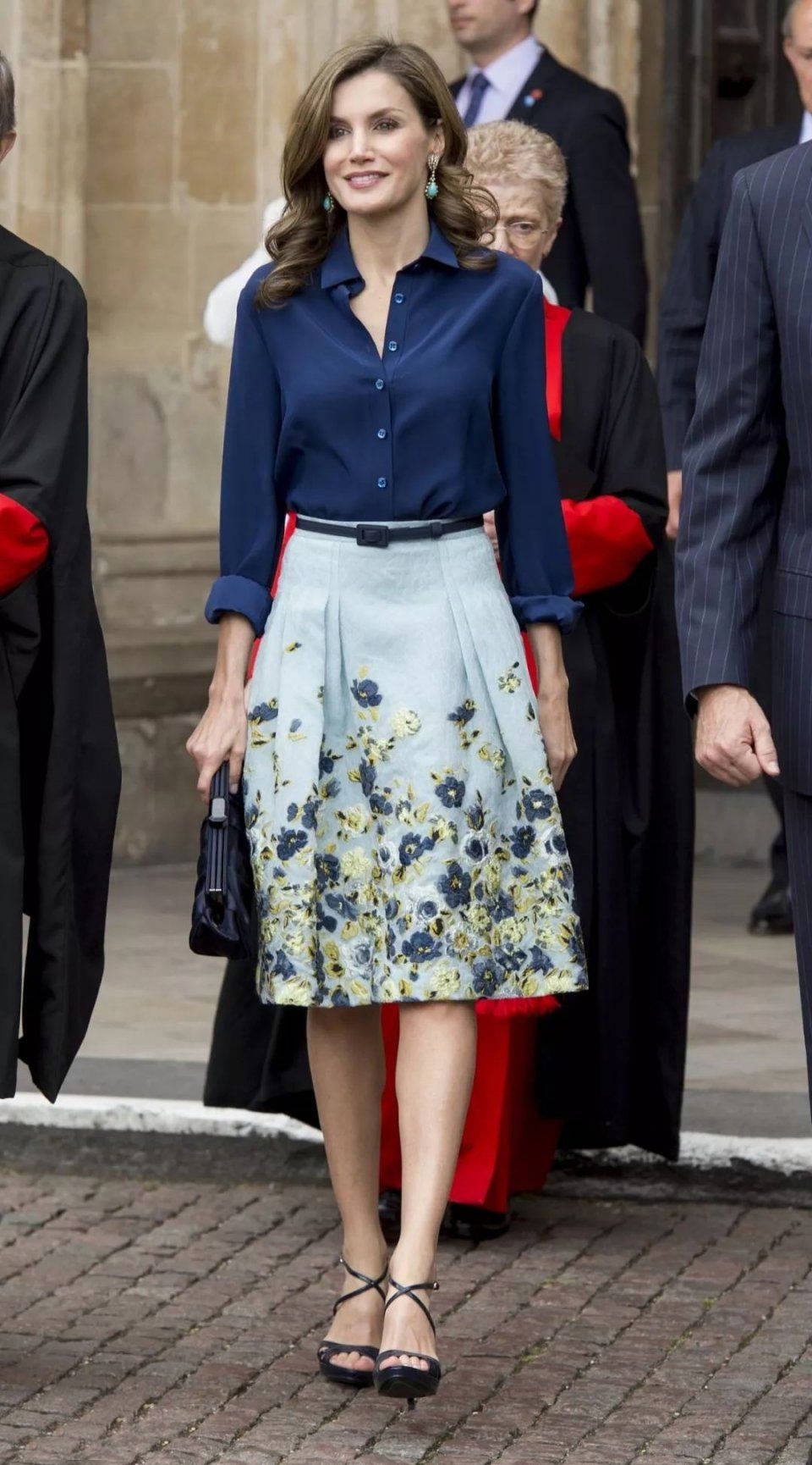 显得|学西班牙王后穿裙子,豹纹长裙配“大红色”高跟鞋,优雅又亮眼