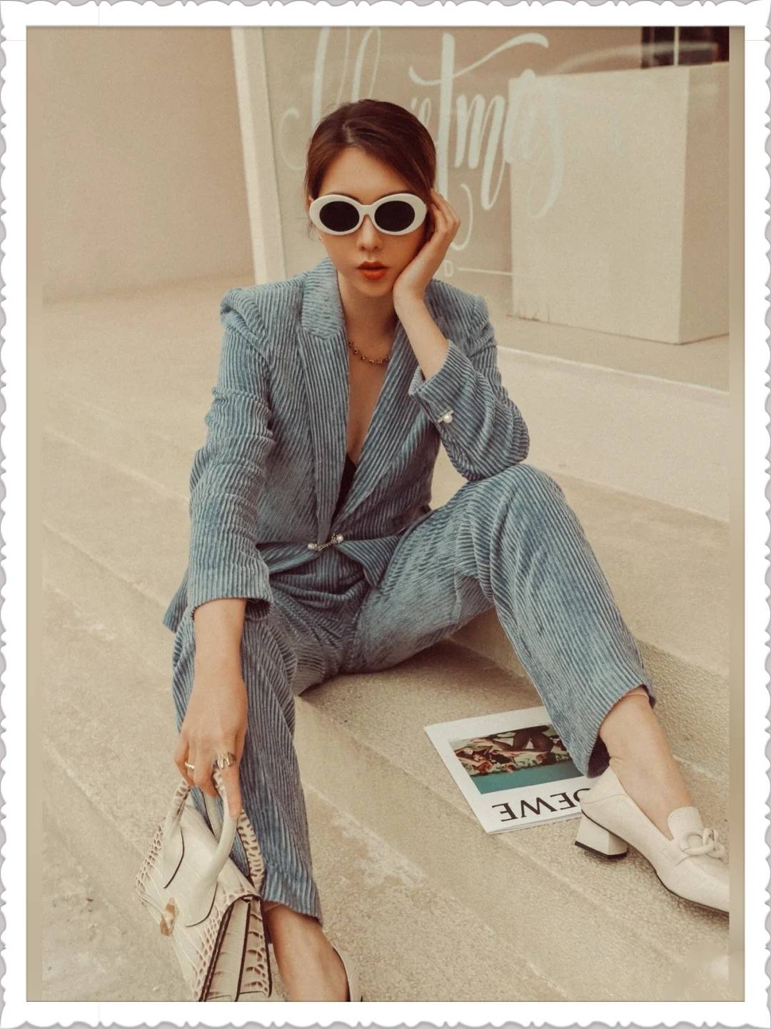 流苏|小白鞋不火了，今年爆红的这款鞋子，配西装和裙子很美