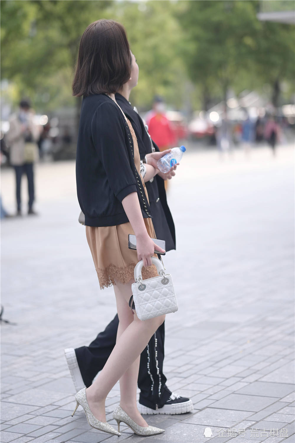设计|成熟气质美女，选择尖头细跟鞋搭配，服装也很精致
