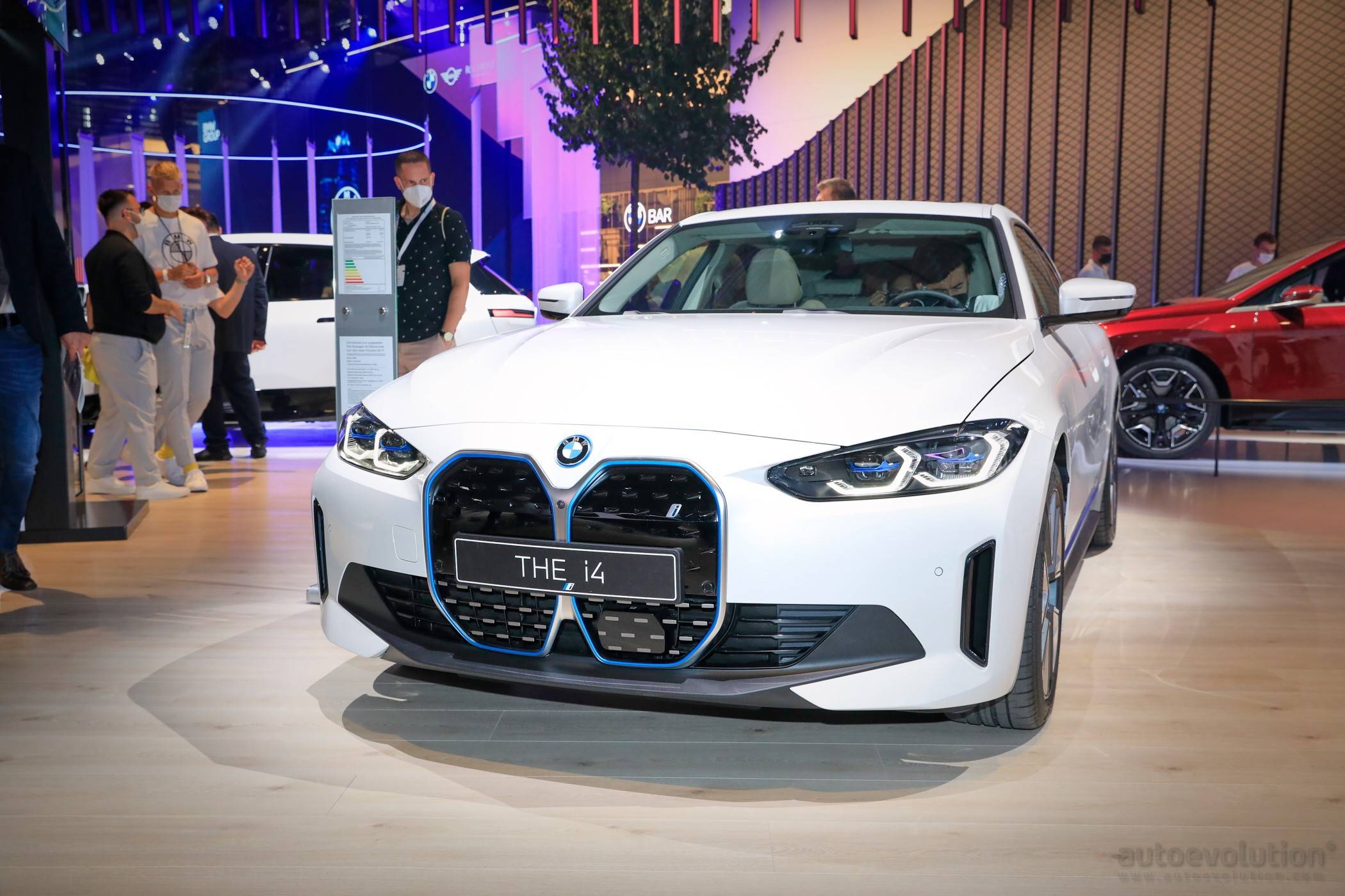 超大鼻孔吸睛车展实拍宝马i4溜背造型惹人爱