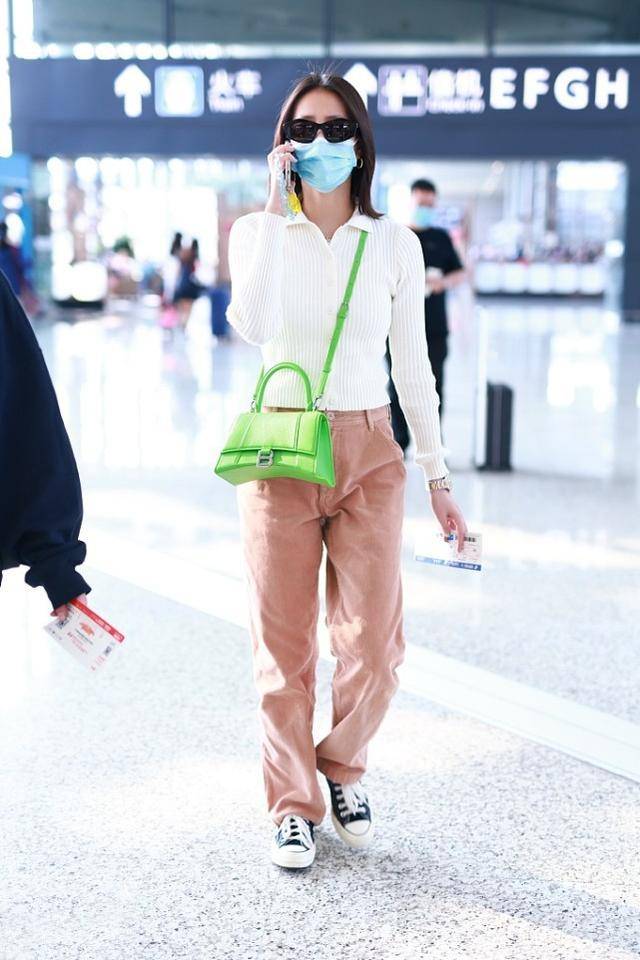 弦子|弦子的造型够抢眼，“内衣外露”搭配个性时髦，没想到还这么得体
