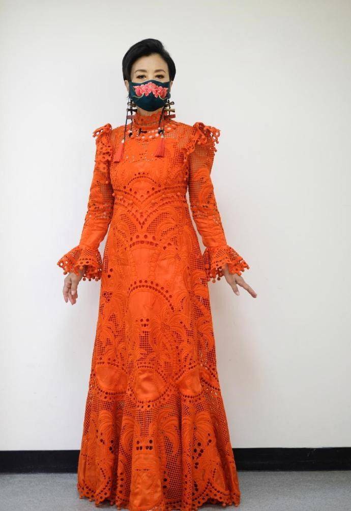 爱美|73岁汪明荃越老越爱美，穿礼服“扮嫩”好洋气，皱纹明显也不怕！