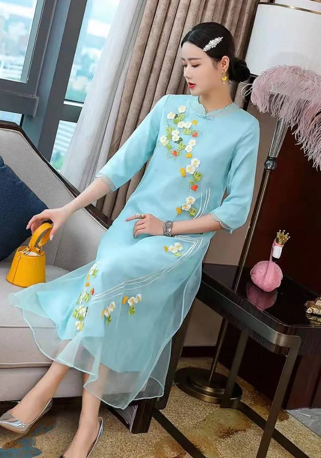 清丽丽|回眸一笑胜星华,一袭旗袍类奥黛!裙摆划出一抹美丽的弧度!