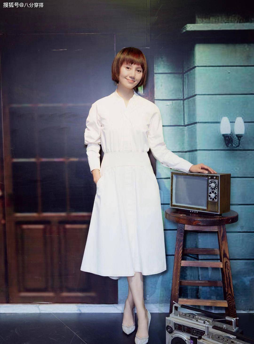 黑色|袁泉随便穿穿都很美，一袭黑色连衣裙端庄稳重，成熟优雅又有气场