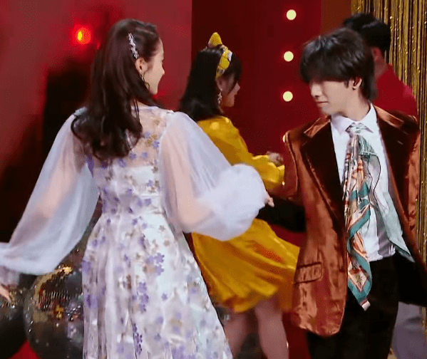 运动鞋|关晓彤首次和华晨宇跳舞，她脚上的白色运动鞋，是对哥哥的尊重