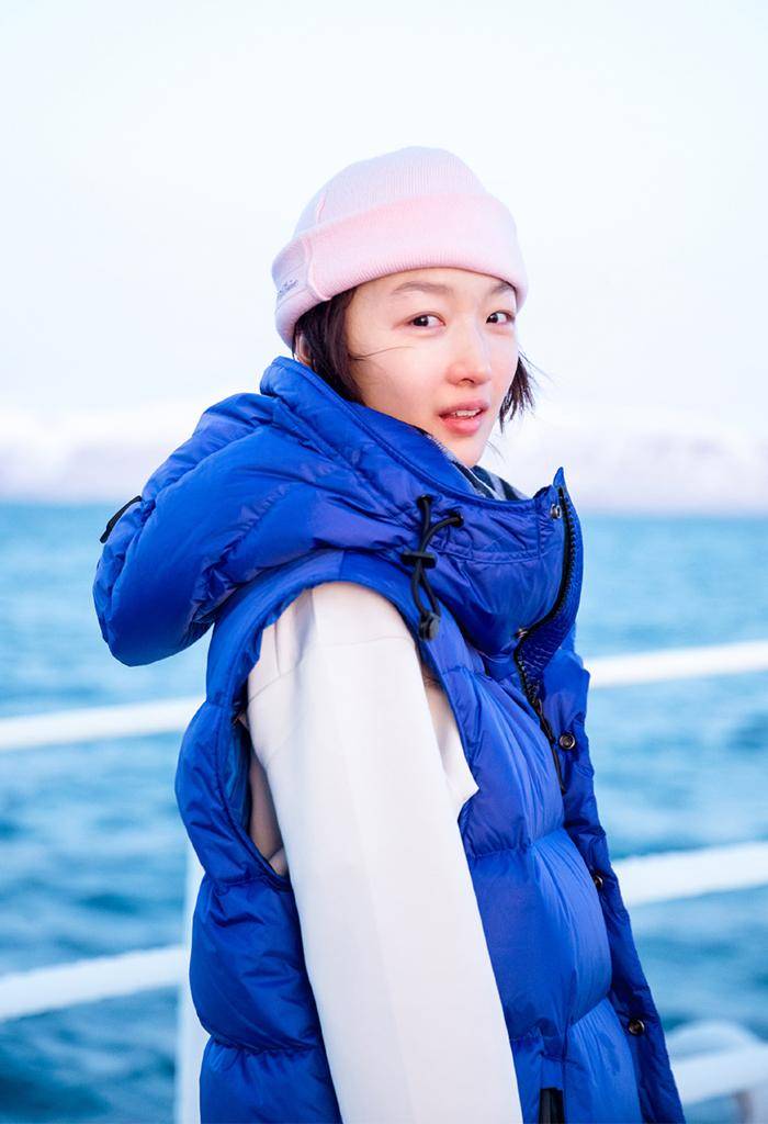 饱和度|40＋的女人挑羽绒服，最好避开这4种“装嫩色”，显胖掉价又土气