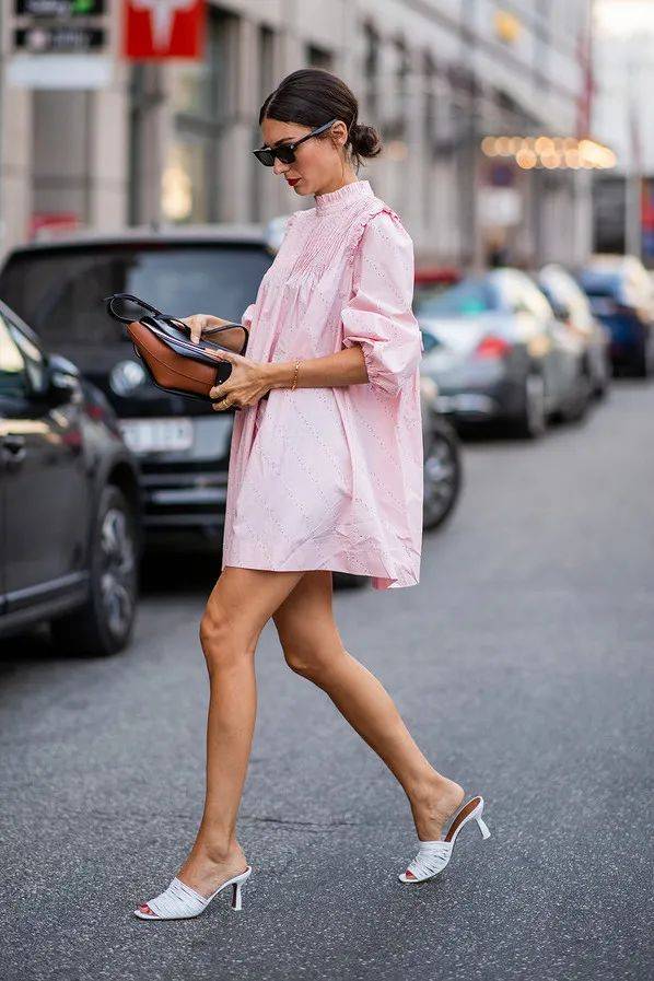 仙女|别总穿运动鞋啦！现在流行“连衣裙＋凉鞋”，好看显瘦又时髦！