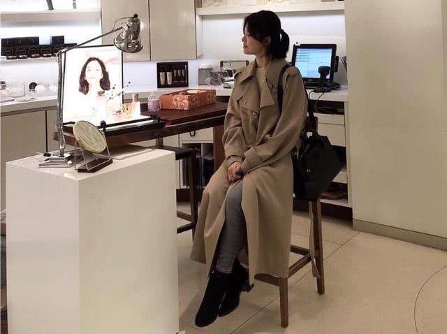 宋仲基|宋慧乔近照颜值创新高!眼镜配西装洋娃娃变酷女,大素颜嫩回20岁