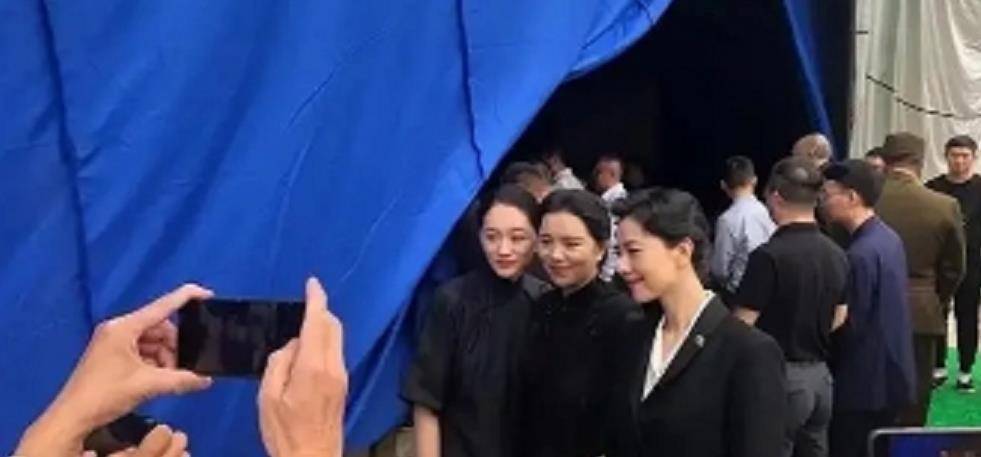 显得|高圆圆高调拍戏！穿小西装梳大背头有皱纹也美丽，李小冉却大翻车