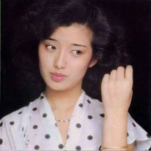 时尚|山口百惠曾经有多美！如今61岁穿公主鞋烫蛋卷头仍像少女