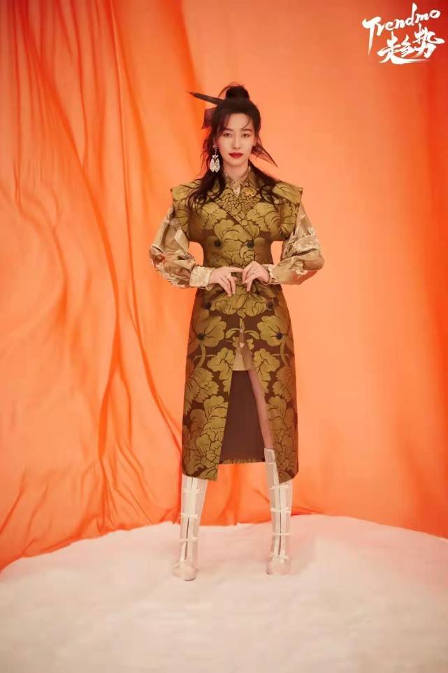 金色|奥运冠军孙一文明星脸火出圈！新大片穿黑金斗篷变侠女，身材绝了