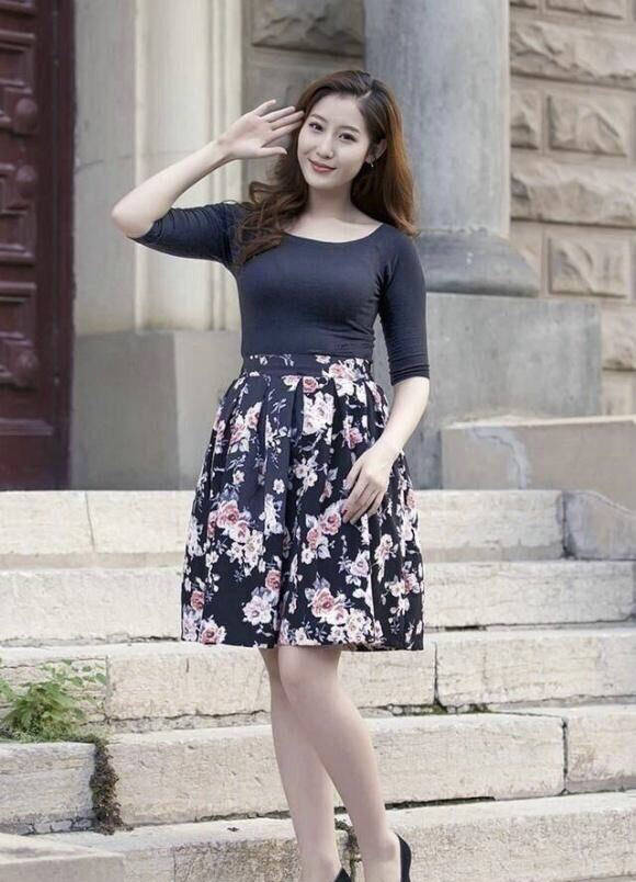 身材|印花裙配高跟鞋，优雅大气又时髦，成为初夏街头的“扛把子”！