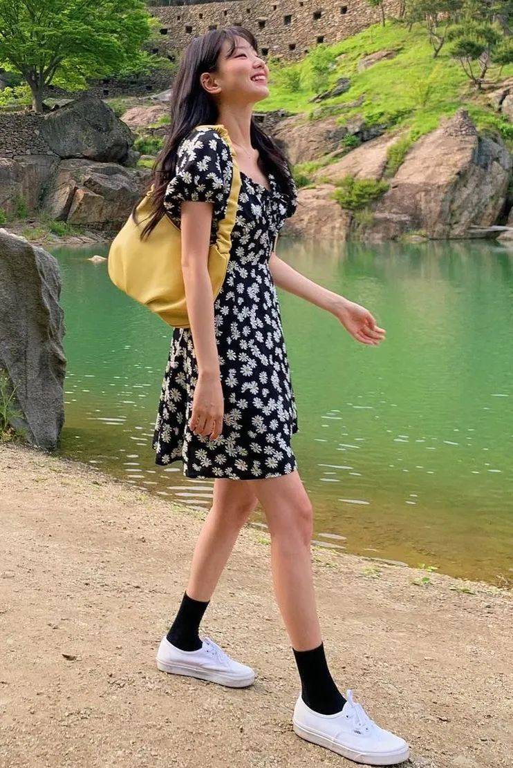 运动鞋|今夏“裙子＋运动鞋”这样穿，真好看！