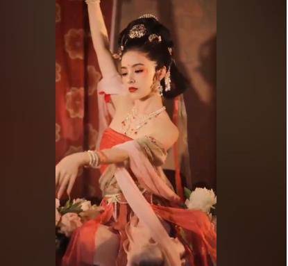 粉色|郭富城娇妻晒古装视频，五官精致发际线溜圆，身形纤瘦肤白肩膀薄