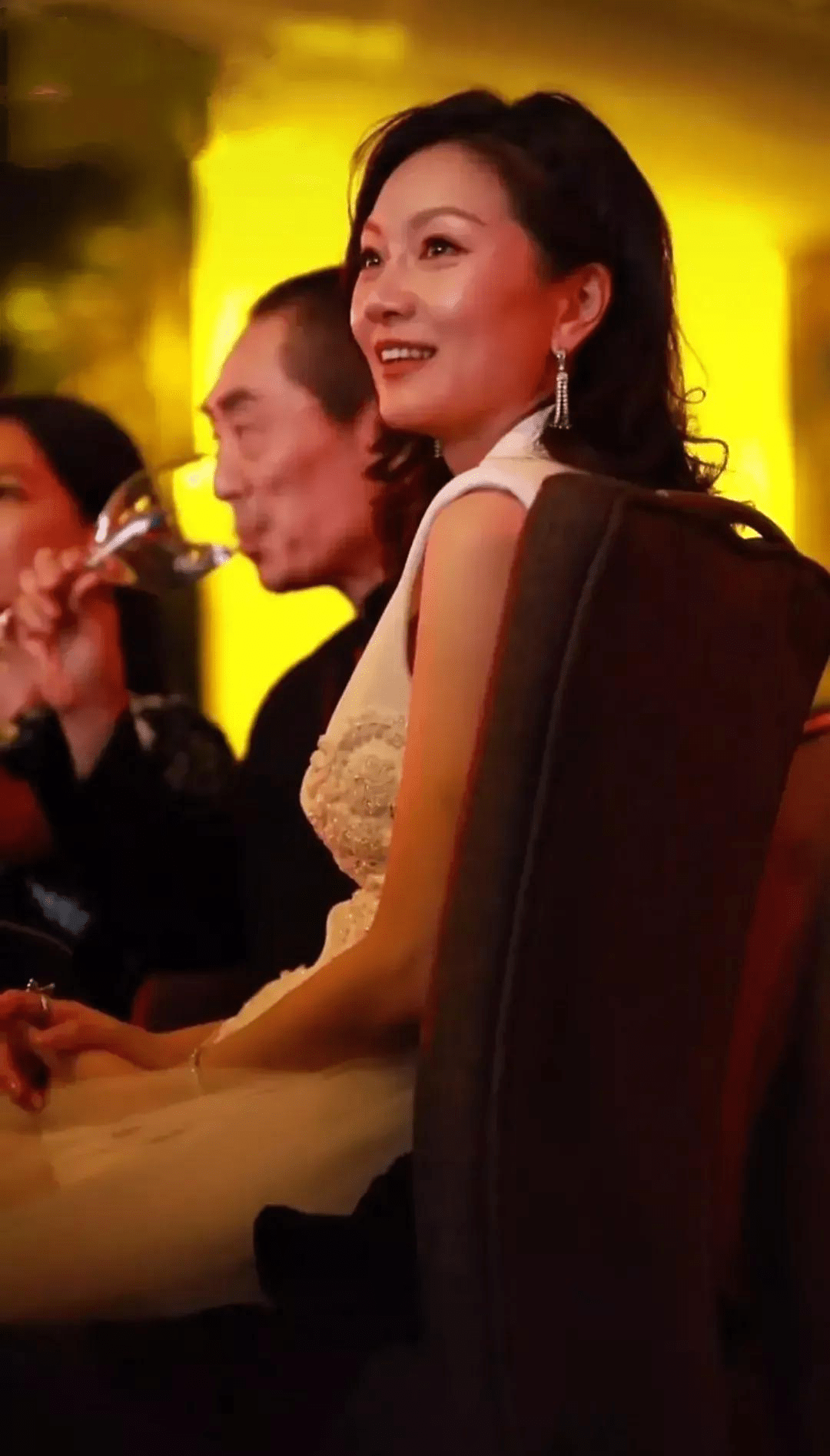 张艺谋|张艺谋带陈婷参加宴会，穿白裙贵妇范越来越足，可身材有点下垂！