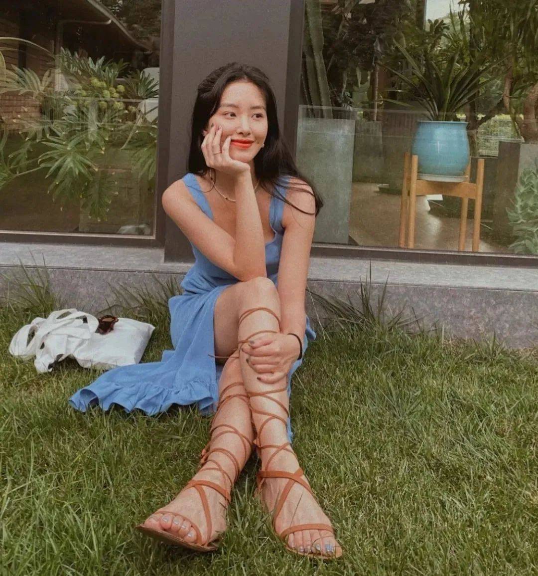 运动鞋|今夏不要总穿运动鞋了,2021流行这几款凉鞋,上脚显瘦显直又显腿长!