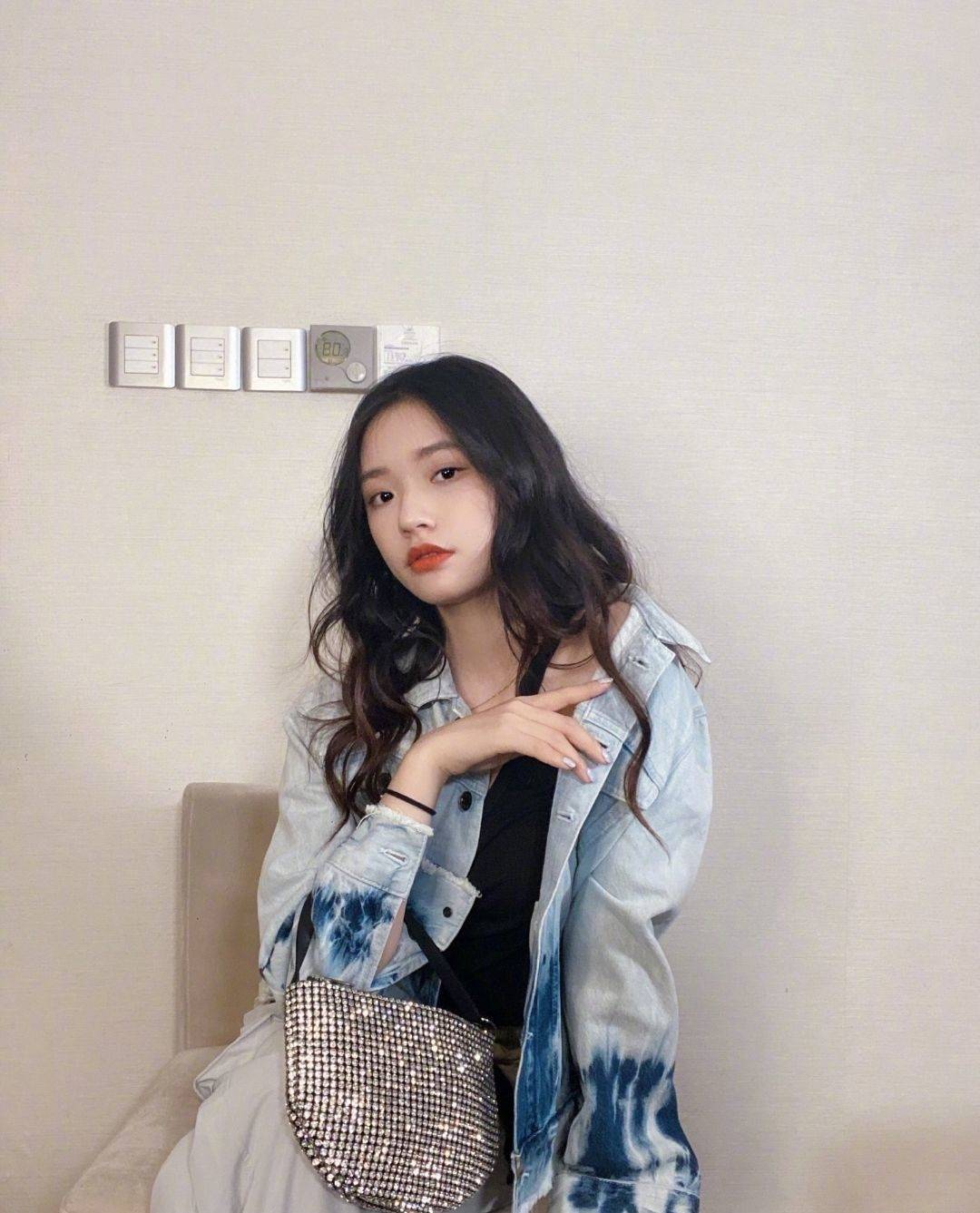 黑色|24岁林允拍摄七夕大片，白色T恤配高马尾笑起来好甜，太有魅力了