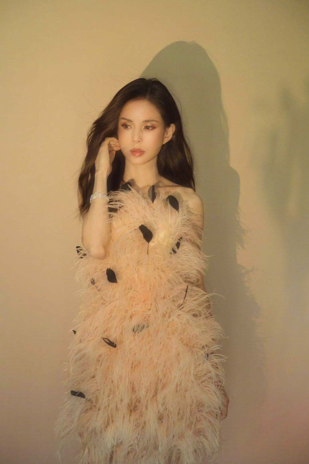 设计|李若彤54岁了？穿白色连衣裙温柔如水，美回“小龙女”时期