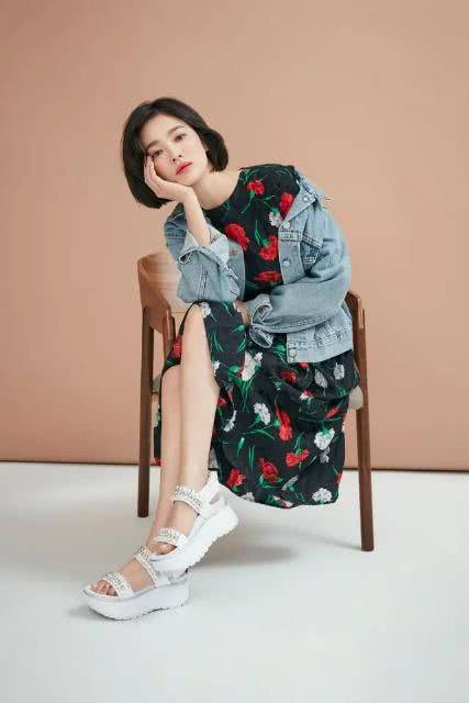 颜色|宋慧乔精心扮嫩!穿奶白色拼接裙装超减龄,不料暴露“大号”身材