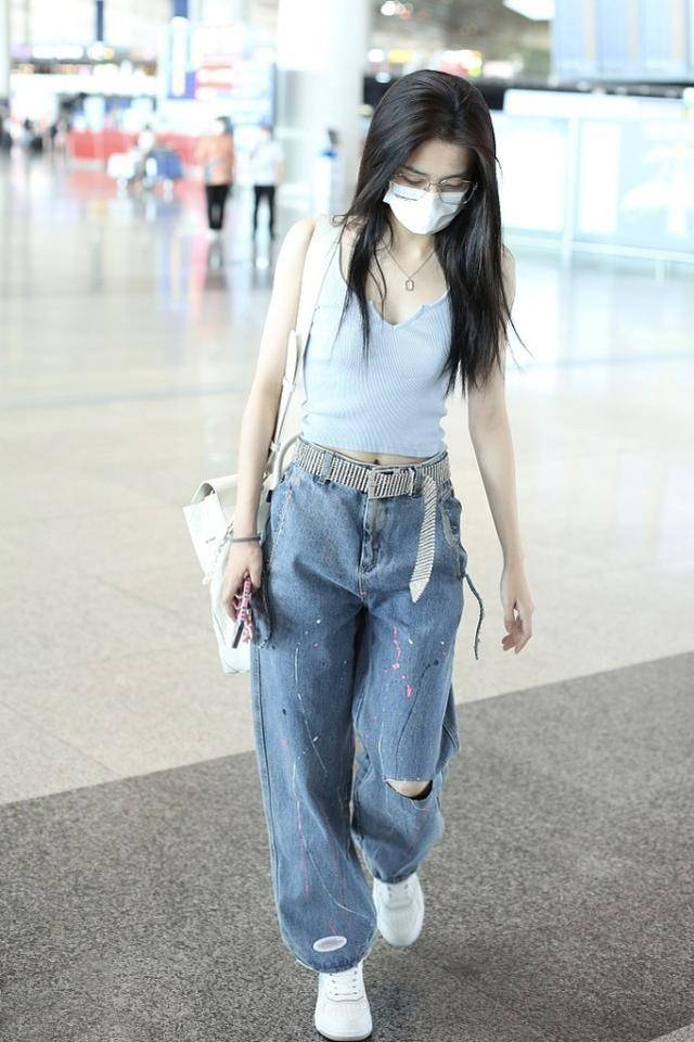 审美|徐璐太瘦了，穿吊带背心凹出“蚂蚁腰”，体重88斤我信！