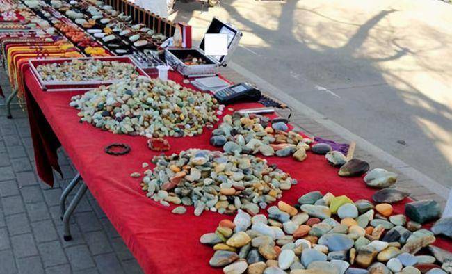 石头硬度排行_新疆发现一种石头,有着十分强烈的毒性,专家:比稀土还要珍贵