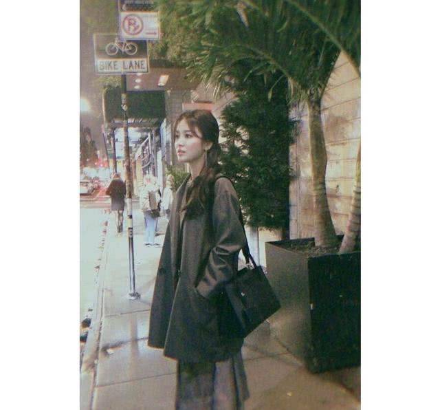 宋仲基|宋慧乔近照颜值创新高!眼镜配西装洋娃娃变酷女,大素颜嫩回20岁