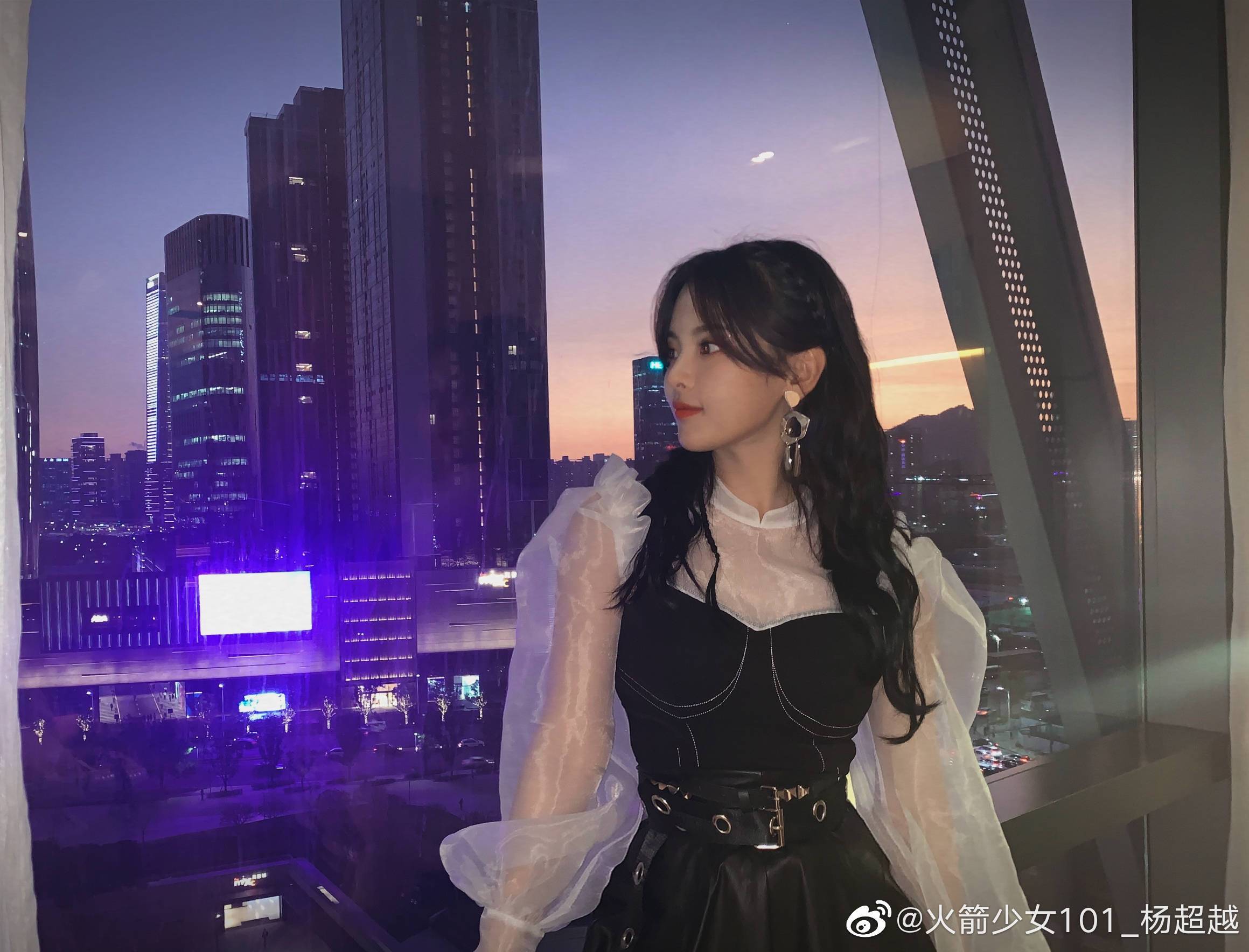 一身|21岁杨超越古灵精怪，一身紫色牛仔裙现直播间，甜酷女孩飒美风！