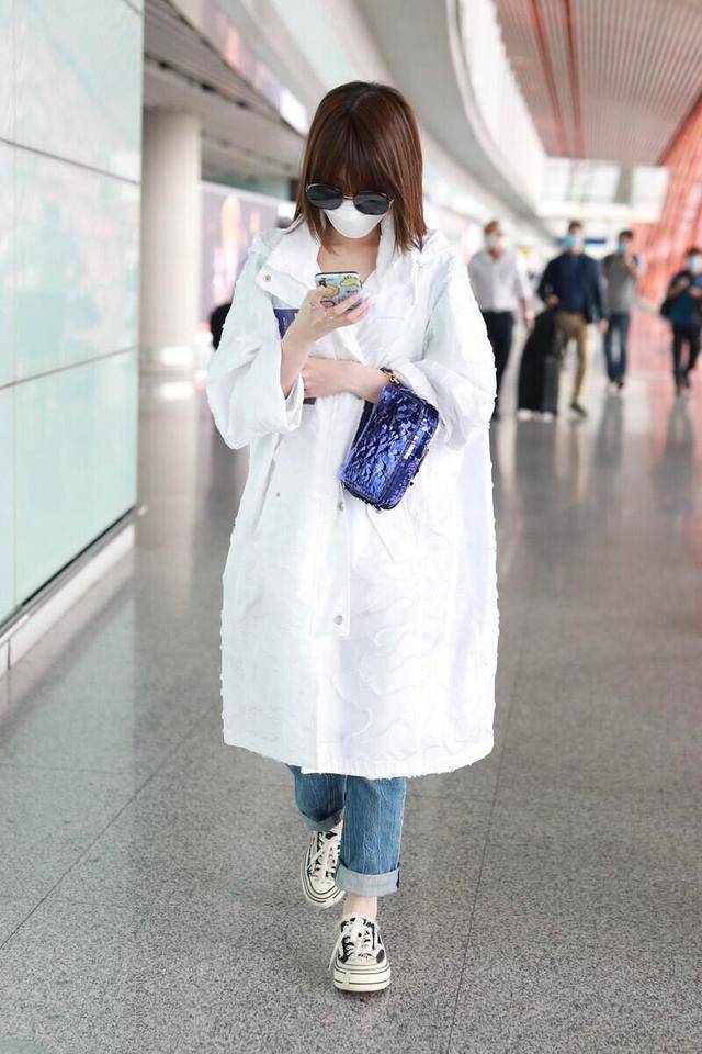 颜色|毛晓彤天生娃娃脸就是任性，白色风衣配牛仔裤清新脱俗，减龄俏皮