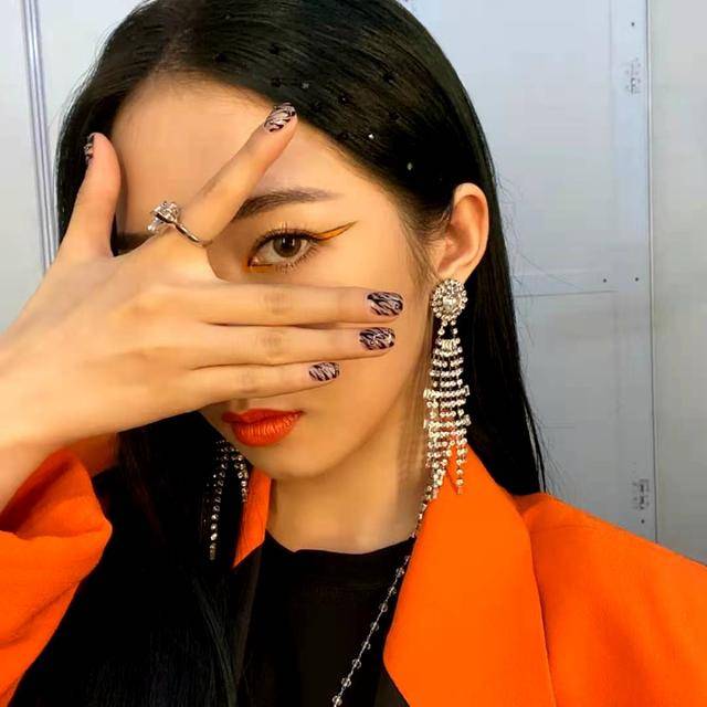 阳光|孟美岐的时尚感真是不一般,穿橘黄色外套阳光自信,活力满满