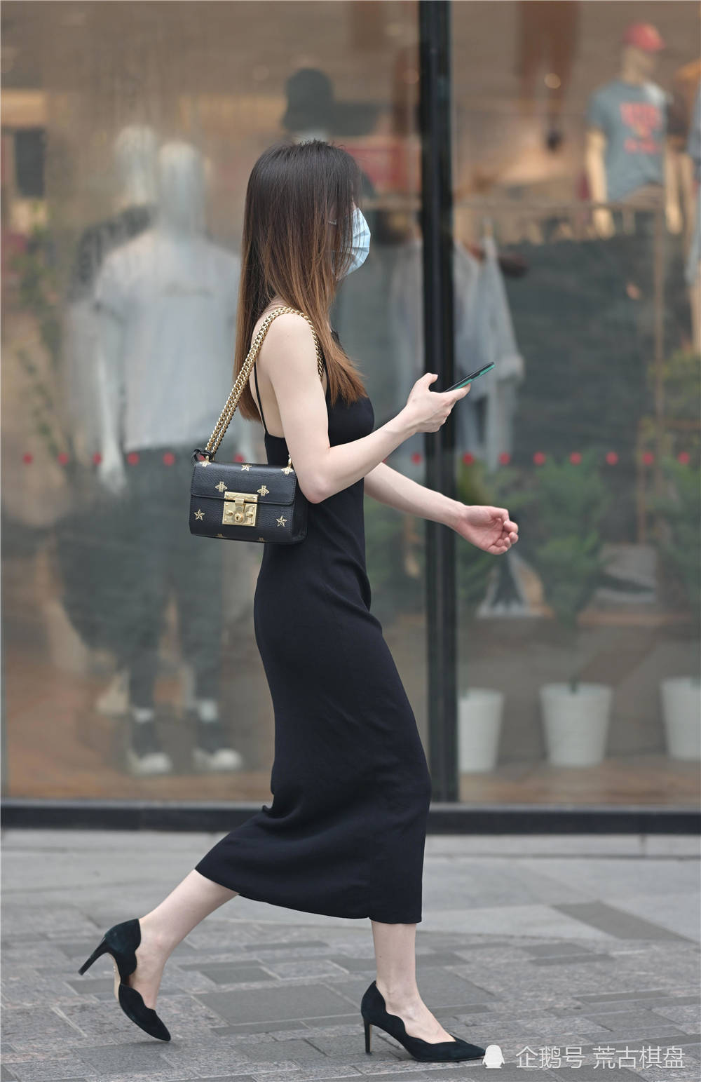 黑色|夏季的姑娘,依旧会搭配尖头细跟鞋,衬托身材还能提升气质