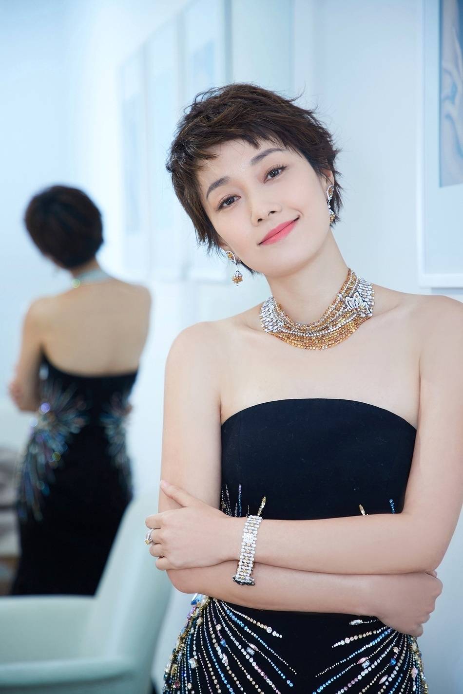 马伊琍|44岁马伊琍造型来袭，穿黑色开叉裙秀好身材，尽显成熟女人魅力