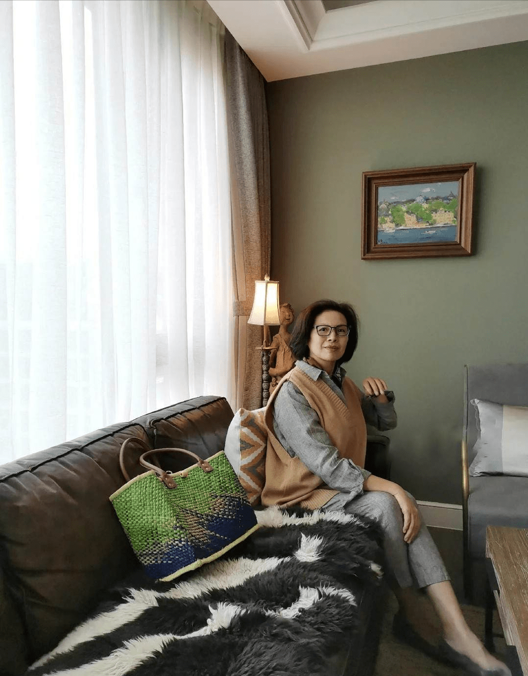 马甲|女人过了60岁,开春如何穿更美嫩?针织衫+衬衫就够了