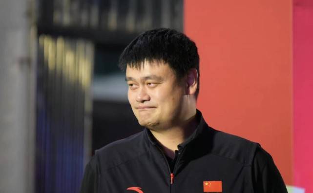 一身|姚明现身北大开第一枪！2米身高穿一身黑，其他人变小矮人太可爱