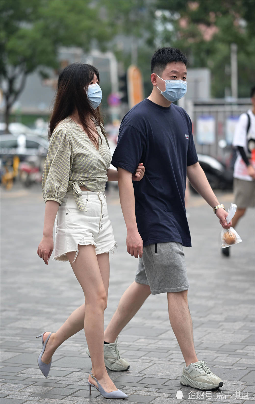黑色|夏季的姑娘,依旧会搭配尖头细跟鞋,衬托身材还能提升气质