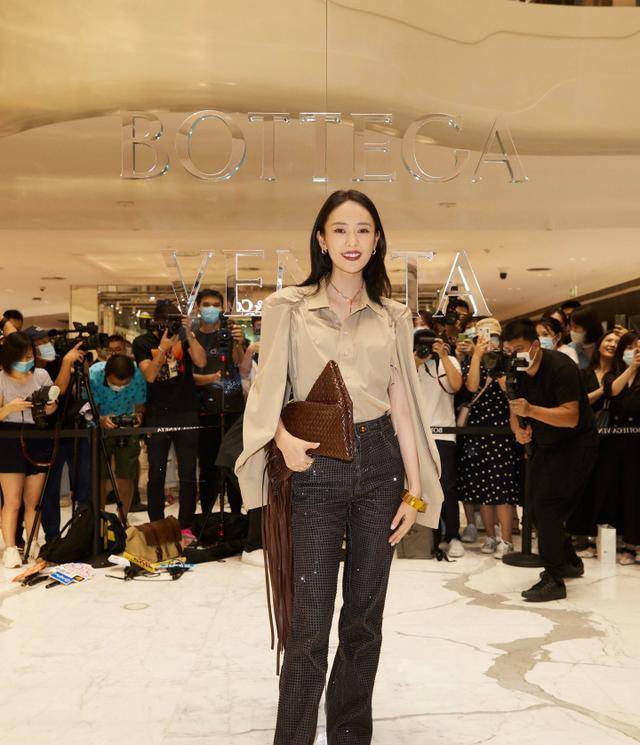 真丝|?童瑶现在真是既帅气又温柔，穿卡其色衬衫配亮片西装裤，看着好酷