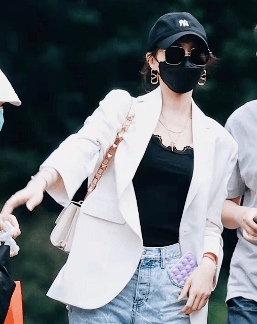廓形|37岁唐嫣最新路透曝光！穿西装戴墨镜巨星范十足，超模身材超惹眼