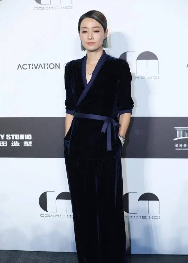 马伊琍|44岁马伊琍造型来袭，穿黑色开叉裙秀好身材，尽显成熟女人魅力