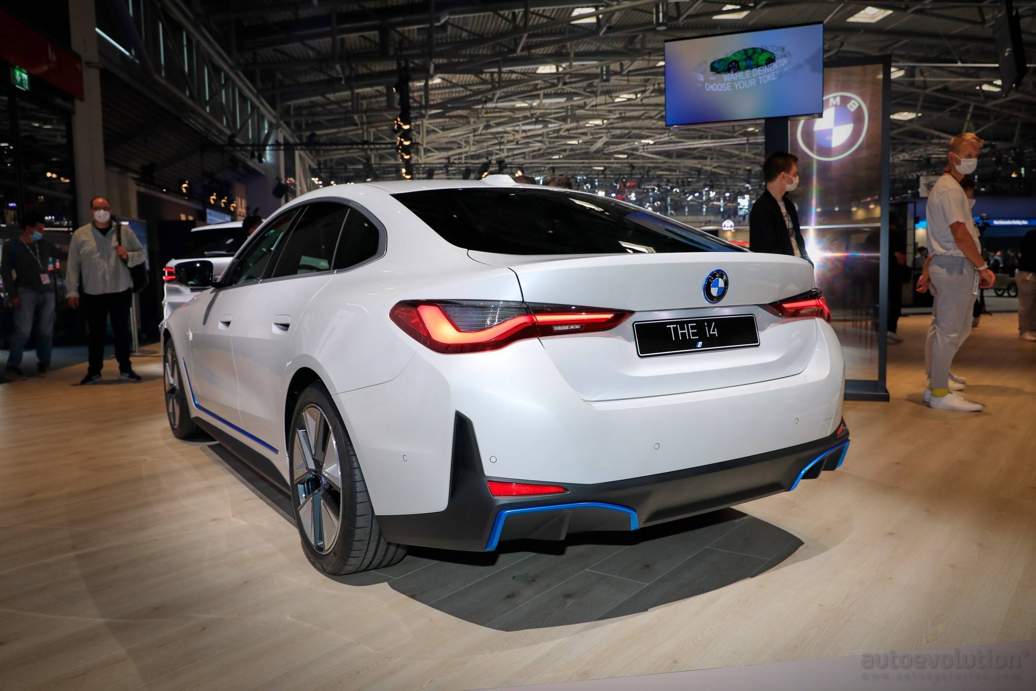 超大鼻孔吸睛车展实拍宝马i4溜背造型惹人爱