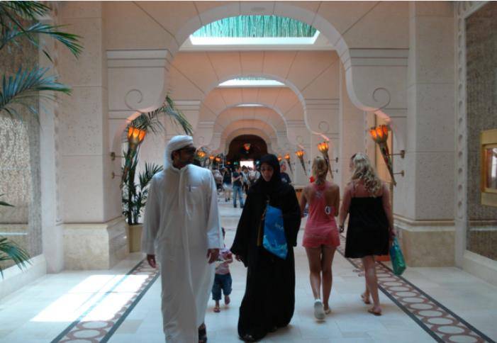 去迪拜旅游时，游客看到地上的卡片不要捡，导游：不然会吃亏