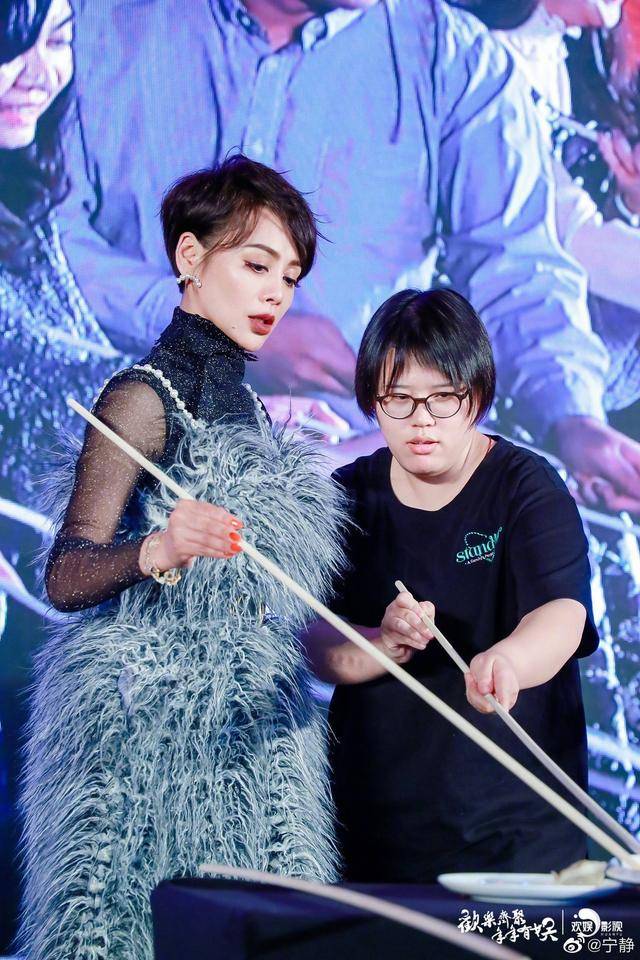 颜也|48岁宁静利落干练,二八分短发+薄荷绿内衬,姐就是这么霸气