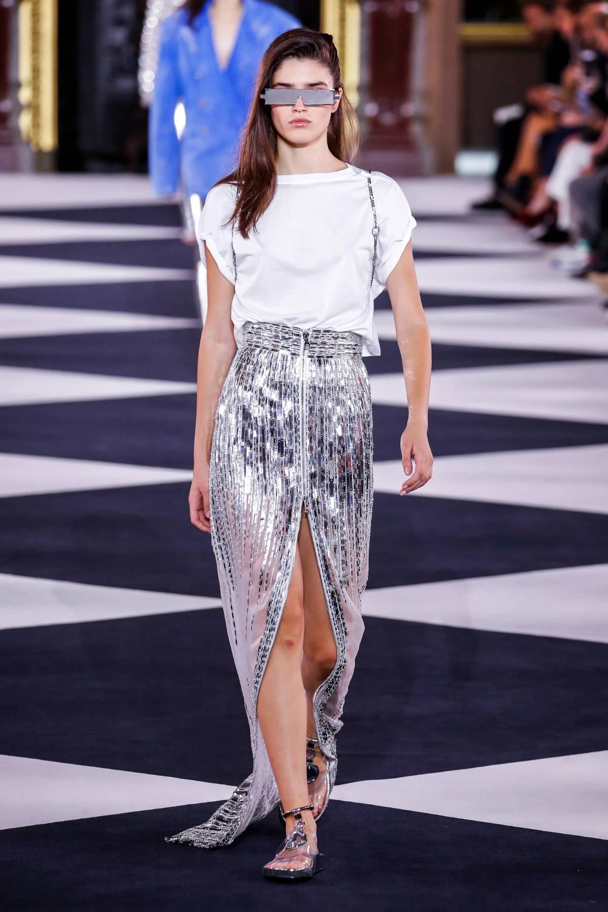 日美|“裙子+凉鞋”舒适优雅,让夏日美得不一样,这些搭配思路不能少