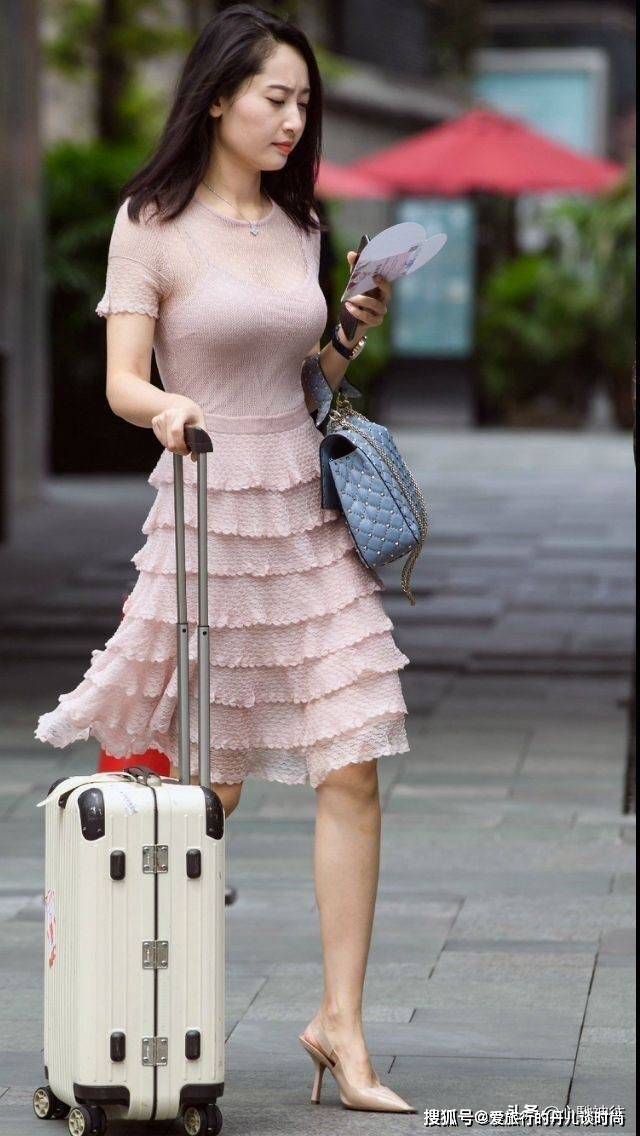 身材|秋来广州美女街拍时尚穿搭,“越秀”越时尚越发的美丽,多姿多彩