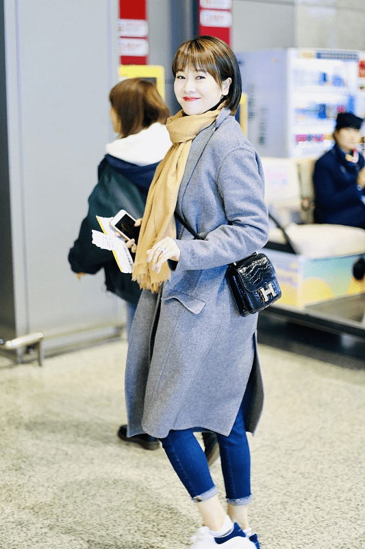 刘海|左小青的小肉脸真显嫩,冷白皮轻松驾驭灰色大衣,配刘海能卖萌了