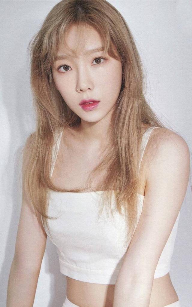 亮片|31岁泰妍气场全开，穿深蓝色吊带亮片裙化身美人鱼，尽显女性魅力