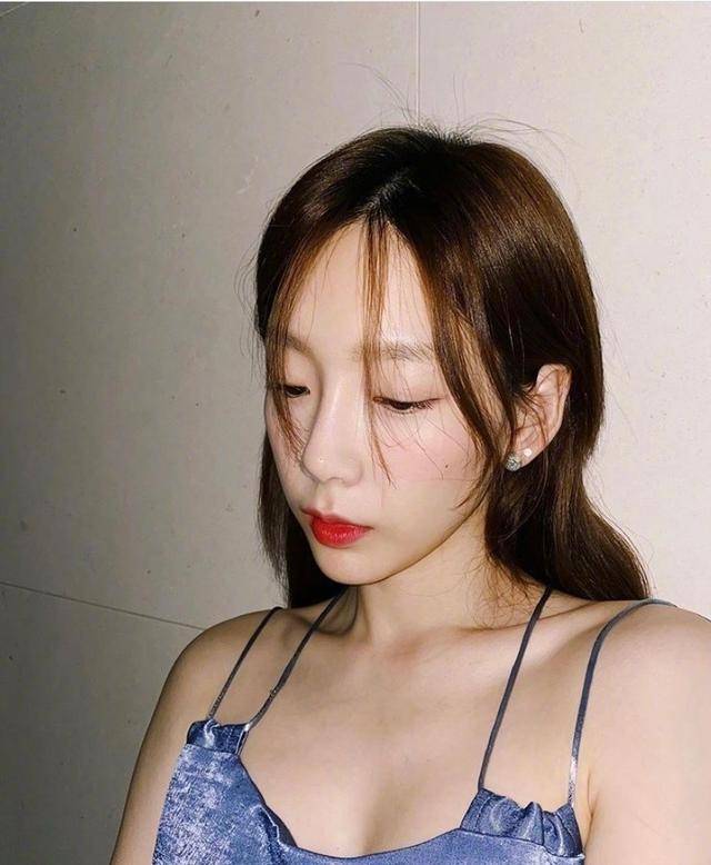 亮片|31岁泰妍气场全开，穿深蓝色吊带亮片裙化身美人鱼，尽显女性魅力