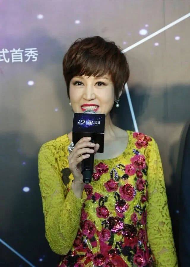 西装|43岁鲍蕾老得太快！穿印花裙扮嫩却被浓妆暴露年纪，和陆毅像母子