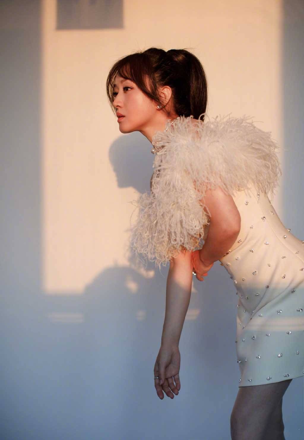 发型|49岁杨钰莹真“嫩”，扎高马尾穿羽毛裙如20岁左右少女，太减龄了